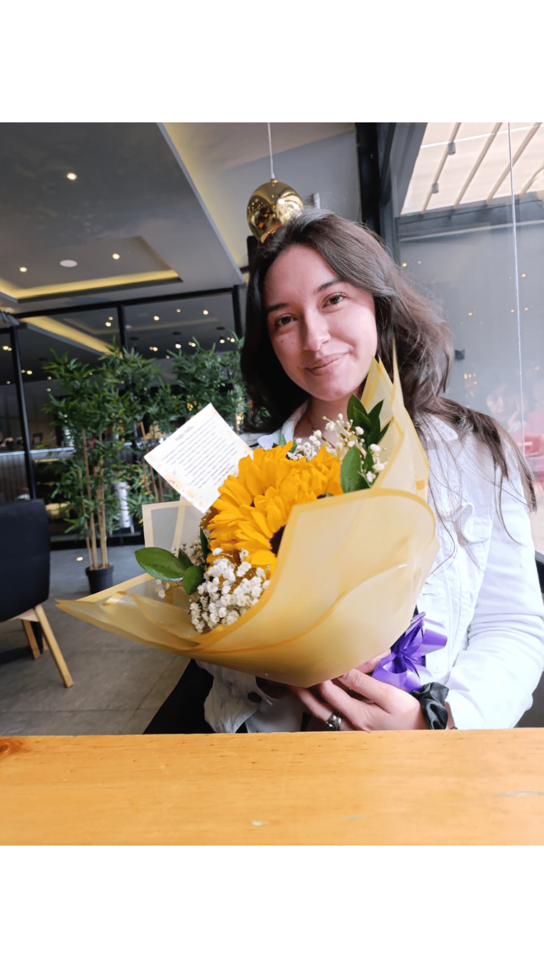 Recibiendo Flores a domicilio floristeria Victoria pasto-min